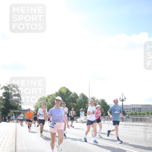 29.06.2025 - hella hamburg halbmarathon Jannik Wohlers http://msf.ph/oto/8147184 29.06.2025 10:00:24 Lombardsbrücke 1583, 1611, 2474, 3059, 3141, 3983, 4616, 5033, 5418, 5870, 6138, 6443, 6714, 6757, 7757, 7759, 7761, 8255, 8326, 8478, 8632, 8923, 9124, 9553, 9555, 9577, 10074, 10271, 10599, 10705, 10746, 11623, 12787, 12809, 13086, 13407, 13498, 13558, 14306, 14577, 14673, 15232, 15284, 15980, 16093, 16434, 16922, 17087, 17268, 17304, 17852, 18125, 18426, 18450, 18485, 18508, 18612, 18762, 18919 meine-sportfotos.de
