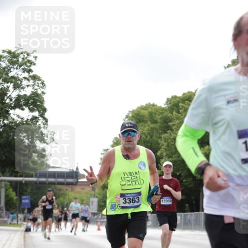29.06.2025 - hella hamburg halbmarathon Jannik Wohlers http://msf.ph/oto/8147188 29.06.2025 10:11:25 Lombardsbrücke 1328, 1531, 1992, 3363, 4227, 5379, 5605, 7571, 9191, 9428, 10042, 10409, 10428, 11507, 11537, 11917, 12473, 13177, 13203, 13542, 13958, 14384, 15945, 17080, 17638, 17774, 17866, 18261, 18278, 18395 meine-sportfotos.de