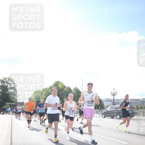 29.06.2025 - hella hamburg halbmarathon Jannik Wohlers http://msf.ph/oto/8147240 29.06.2025 10:00:25 Lombardsbrücke 1583, 1611, 2474, 3059, 3141, 3740, 3983, 4616, 4708, 5033, 5418, 5870, 6138, 6147, 6443, 6714, 6757, 7757, 7759, 7761, 8255, 8326, 8478, 8632, 8923, 9124, 9553, 9555, 9577, 10074, 10271, 10599, 10705, 11623, 12787, 12809, 13086, 13407, 13498, 13558, 14306, 14577, 14673, 15232, 15284, 15980, 16093, 16434, 16922, 17087, 17268, 17304, 17852, 18125, 18426, 18450, 18485, 18508, 18612, 18762, 18919 meine-sportfotos.de
