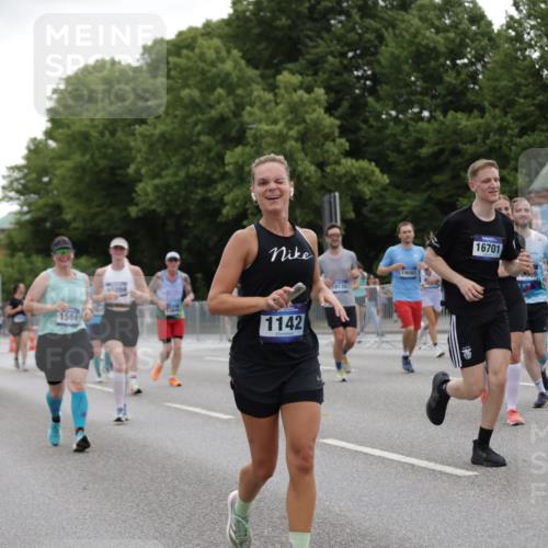 29.06.2025 - hella hamburg halbmarathon Jannik Wohlers http://msf.ph/oto/8147285 29.06.2025 10:48:14 Lombardsbrücke 1142, 1167, 1584, 2437, 2438, 2716, 3224, 3661, 5010, 7203, 7947, 7948, 8461, 8719, 8760, 9787, 10059, 10204, 10366, 10654, 10656, 11364, 11365, 11762, 11776, 13814, 13845, 13914, 15489, 15593, 15715, 15833, 16042, 16498, 16499, 16701, 16935, 16974, 17631, 18282, 18496, 18909, 18967, 19024, 19083, 19135 meine-sportfotos.de