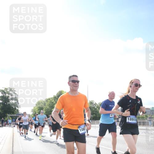 29.06.2025 - hella hamburg halbmarathon Jannik Wohlers http://msf.ph/oto/8147297 29.06.2025 10:00:28 Lombardsbrücke 1611, 1726, 3059, 3141, 3740, 3983, 4616, 4708, 5033, 5418, 5870, 6147, 6531, 6714, 6757, 7658, 7757, 7759, 7761, 8255, 8326, 8478, 8632, 8923, 9124, 9553, 9555, 9577, 10074, 10271, 10705, 11623, 12196, 12787, 12809, 13086, 13287, 13407, 13498, 13558, 14306, 14577, 14673, 15232, 15284, 15527, 16093, 16434, 16922, 17087, 17268, 17304, 17852, 18125, 18426, 18450, 18452, 18485, 18508, 18612, 18762, 18919 meine-sportfotos.de