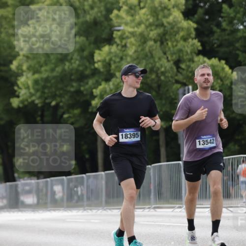 29.06.2025 - hella hamburg halbmarathon Jannik Wohlers http://msf.ph/oto/8147300 29.06.2025 10:11:30 Lombardsbrücke 1328, 1992, 3363, 4227, 5379, 5605, 7571, 9191, 9428, 10042, 10409, 11507, 11537, 11917, 12473, 13171, 13177, 13542, 13958, 14384, 15945, 16976, 17638, 17774, 18261, 18395 meine-sportfotos.de