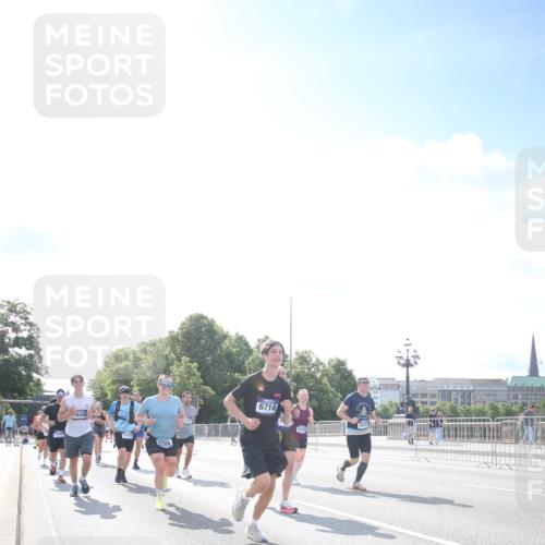29.06.2025 - hella hamburg halbmarathon Jannik Wohlers http://msf.ph/oto/8147306 29.06.2025 10:00:29 Lombardsbrücke 1611, 1726, 3059, 3141, 3625, 3740, 3983, 4238, 4616, 4708, 5033, 5418, 5870, 6147, 6531, 6714, 6757, 7658, 7757, 7759, 7761, 8255, 8326, 8478, 8632, 8923, 9124, 9553, 9555, 9577, 10074, 10271, 10705, 11623, 12196, 12787, 12809, 13086, 13287, 13407, 13498, 13558, 14306, 14577, 14673, 15232, 15284, 15527, 16093, 16434, 16922, 17087, 17268, 17304, 17852, 18125, 18426, 18450, 18452, 18485, 18508, 18612, 18919 meine-sportfotos.de