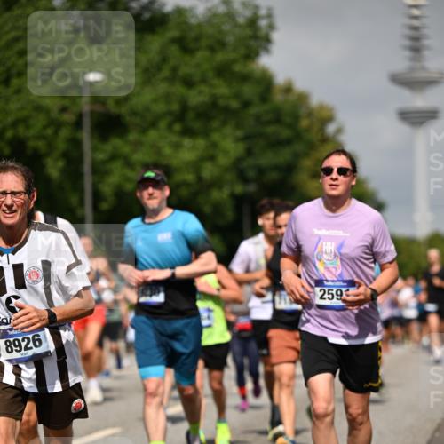 29.06.2025 - hella hamburg halbmarathon Dr. Thomas Lammeyer http://msf.ph/oto/8147317 29.06.2025 10:05:53 Kennedybrücke 1184, 1329, 1364, 1464, 1653, 1722, 1724, 1881, 1940, 2591, 2806, 2957, 3039, 3199, 4322, 4649, 5547, 5602, 5603, 0000, 6327, 6438, 6921, 7189, 7223, 7846, 8191, 8578, 8632, 8926, 9230, 9741, 10074, 10882, 10915 meine-sportfotos.de