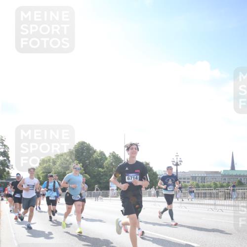 29.06.2025 - hella hamburg halbmarathon Jannik Wohlers http://msf.ph/oto/8147318 29.06.2025 10:00:29 Lombardsbrücke 1611, 1726, 3059, 3141, 3625, 3740, 3983, 4238, 4616, 4708, 5033, 5418, 5870, 6147, 6531, 6714, 6757, 7658, 7757, 7759, 7761, 8255, 8326, 8478, 8632, 8923, 9124, 9553, 9555, 9577, 10074, 10271, 10705, 11623, 12196, 12787, 12809, 13086, 13287, 13407, 13498, 13558, 14306, 14577, 14673, 15232, 15284, 15527, 16093, 16434, 16922, 17087, 17268, 17304, 17852, 18125, 18426, 18450, 18452, 18485, 18508, 18612, 18919 meine-sportfotos.de