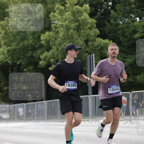 29.06.2025 - hella hamburg halbmarathon Jannik Wohlers http://msf.ph/oto/8147322 29.06.2025 10:11:30 Lombardsbrücke 1328, 1992, 3363, 4227, 5379, 5605, 7571, 9191, 9428, 10042, 10409, 11507, 11537, 11917, 12473, 13171, 13177, 13542, 13958, 14384, 15945, 16976, 17638, 17774, 18261, 18395 meine-sportfotos.de