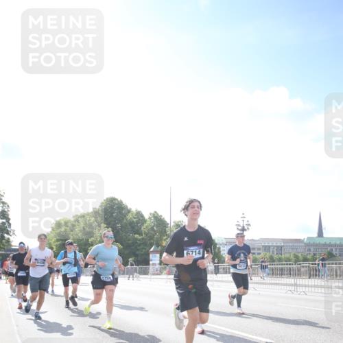 29.06.2025 - hella hamburg halbmarathon Jannik Wohlers http://msf.ph/oto/8147323 29.06.2025 10:00:29 Lombardsbrücke 1611, 1726, 3059, 3141, 3625, 3740, 3983, 4238, 4616, 4708, 5033, 5418, 5870, 6147, 6531, 6714, 6757, 7658, 7757, 7759, 7761, 8255, 8326, 8478, 8632, 8923, 9124, 9553, 9555, 9577, 10074, 10271, 10705, 11623, 12196, 12787, 12809, 13086, 13287, 13407, 13498, 13558, 14306, 14577, 14673, 15232, 15284, 15527, 16093, 16434, 16922, 17087, 17268, 17304, 17852, 18125, 18426, 18450, 18452, 18485, 18508, 18612, 18919 meine-sportfotos.de