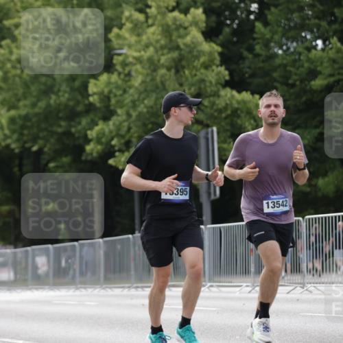 29.06.2025 - hella hamburg halbmarathon Jannik Wohlers http://msf.ph/oto/8147332 29.06.2025 10:11:30 Lombardsbrücke 1328, 1992, 3363, 4227, 5379, 5605, 7571, 9191, 9428, 10042, 10409, 11507, 11537, 11917, 12473, 13171, 13177, 13542, 13958, 14384, 15945, 16976, 17638, 17774, 18261, 18395 meine-sportfotos.de
