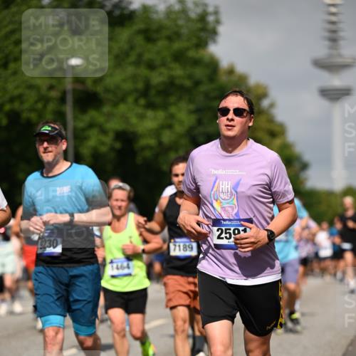 29.06.2025 - hella hamburg halbmarathon Dr. Thomas Lammeyer http://msf.ph/oto/8147345 29.06.2025 10:05:54 Kennedybrücke 1184, 1329, 1364, 1464, 1653, 1722, 1724, 1881, 1940, 2591, 2806, 2957, 3039, 3199, 4322, 4649, 5547, 5602, 5603, 0000, 6327, 6438, 6921, 7189, 7223, 7846, 8191, 8578, 8632, 8926, 9230, 9741, 10074, 10882 meine-sportfotos.de