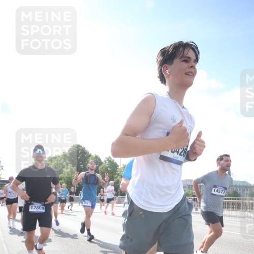29.06.2025 - hella hamburg halbmarathon Jannik Wohlers http://msf.ph/oto/8147353 29.06.2025 10:00:31 Lombardsbrücke 1726, 3059, 3141, 3625, 3740, 3983, 4238, 4616, 4708, 5033, 5418, 5870, 6147, 6531, 6714, 6757, 7658, 7757, 7759, 7761, 8255, 8326, 8478, 8632, 8923, 9124, 9553, 9555, 9577, 10074, 10188, 10271, 10705, 11623, 12196, 12206, 12261, 12787, 12809, 13086, 13287, 13407, 13498, 14306, 14577, 14673, 15232, 15284, 15527, 16093, 16434, 16594, 16922, 17087, 17268, 17304, 17852, 18125, 18426, 18450, 18452, 18485, 18508, 18612, 18759, 18919 meine-sportfotos.de