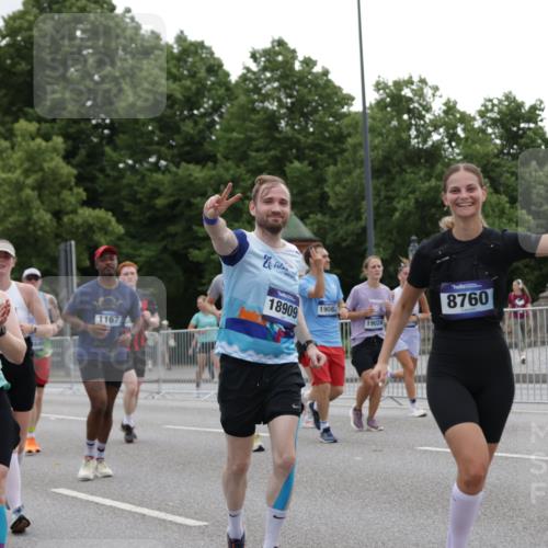 29.06.2025 - hella hamburg halbmarathon Jannik Wohlers http://msf.ph/oto/8147356 29.06.2025 10:48:16 Lombardsbrücke 1142, 1167, 1584, 2437, 2438, 2716, 3224, 5010, 7203, 7947, 7948, 8719, 8760, 9552, 9787, 10059, 10204, 10366, 10524, 10654, 10656, 11364, 11365, 11762, 11776, 11861, 13814, 13845, 13914, 15489, 15715, 15833, 16042, 16498, 16499, 16701, 16974, 17631, 18282, 18496, 18909, 18967, 19024, 19083, 19135 meine-sportfotos.de