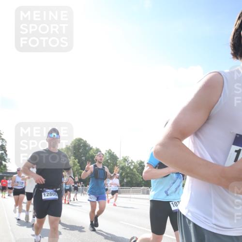 29.06.2025 - hella hamburg halbmarathon Jannik Wohlers http://msf.ph/oto/8147364 29.06.2025 10:00:31 Lombardsbrücke 1726, 3059, 3141, 3625, 3740, 3983, 4238, 4616, 4708, 5033, 5418, 5870, 6147, 6531, 6714, 6757, 7658, 7757, 7759, 7761, 8255, 8326, 8478, 8632, 8923, 9124, 9553, 9555, 9577, 10074, 10188, 10271, 10705, 11623, 12196, 12206, 12261, 12787, 12809, 13086, 13287, 13407, 13498, 14306, 14577, 14673, 15232, 15284, 15527, 16093, 16434, 16594, 16922, 17087, 17268, 17304, 17852, 18125, 18426, 18450, 18452, 18485, 18508, 18612, 18759, 18919 meine-sportfotos.de