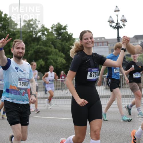 29.06.2025 - hella hamburg halbmarathon Jannik Wohlers http://msf.ph/oto/8147374 29.06.2025 10:48:17 Lombardsbrücke 1142, 1167, 1584, 2437, 2438, 2716, 3224, 5010, 7203, 7947, 7948, 8719, 8760, 9552, 9787, 10059, 10204, 10366, 10524, 10654, 10656, 11364, 11365, 11762, 11776, 11861, 13775, 13814, 13845, 13914, 15489, 15715, 15833, 16042, 16498, 16499, 16701, 16974, 18282, 18496, 18909, 18967, 19024, 19083, 19135 meine-sportfotos.de