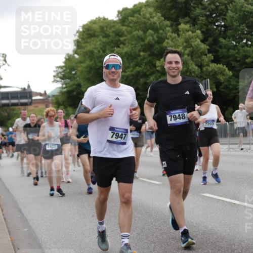 29.06.2025 - hella hamburg halbmarathon Jannik Wohlers http://msf.ph/oto/8147384 29.06.2025 10:48:20 Lombardsbrücke 1142, 1167, 1584, 2437, 2438, 2716, 2792, 5010, 7062, 7203, 7947, 7948, 8719, 8760, 9552, 9787, 10204, 10366, 10524, 10654, 10656, 11364, 11365, 11762, 11776, 11861, 13775, 13814, 13845, 14382, 15833, 16042, 16498, 16499, 16525, 16701, 16974, 17046, 18282, 18496, 18909, 19024, 19083, 19135 meine-sportfotos.de