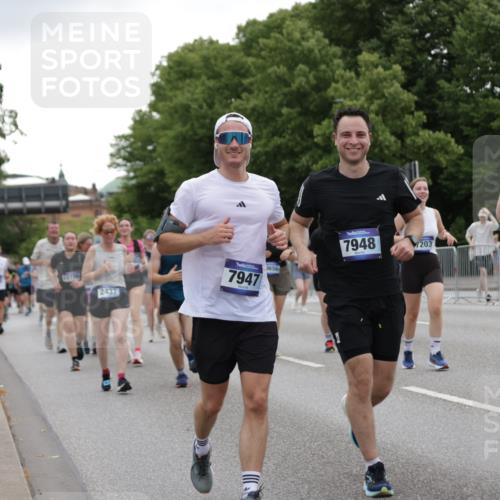29.06.2025 - hella hamburg halbmarathon Jannik Wohlers http://msf.ph/oto/8147390 29.06.2025 10:48:20 Lombardsbrücke 1142, 1167, 1584, 2437, 2438, 2716, 2792, 5010, 7062, 7203, 7947, 7948, 8719, 8760, 9552, 9787, 10204, 10366, 10524, 10654, 10656, 11364, 11365, 11762, 11776, 11861, 13775, 13814, 13845, 14382, 15833, 16042, 16498, 16499, 16525, 16701, 16974, 17046, 18282, 18496, 18909, 19024, 19083, 19135 meine-sportfotos.de