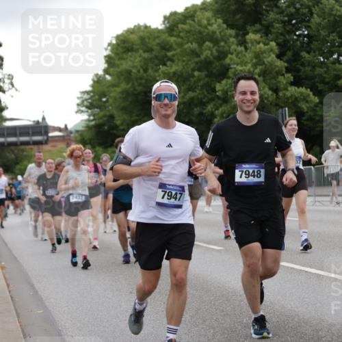 29.06.2025 - hella hamburg halbmarathon Jannik Wohlers http://msf.ph/oto/8147398 29.06.2025 10:48:20 Lombardsbrücke 1142, 1167, 1584, 2437, 2438, 2716, 2792, 5010, 7062, 7203, 7947, 7948, 8719, 8760, 9552, 9787, 10204, 10366, 10524, 10654, 10656, 11364, 11365, 11762, 11776, 11861, 13775, 13814, 13845, 14382, 15833, 16042, 16498, 16499, 16525, 16701, 16974, 17046, 18282, 18496, 18909, 19024, 19083, 19135 meine-sportfotos.de