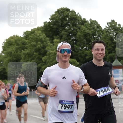 29.06.2025 - hella hamburg halbmarathon Jannik Wohlers http://msf.ph/oto/8147423 29.06.2025 10:48:21 Lombardsbrücke 1142, 1167, 1584, 2437, 2438, 2716, 2792, 3215, 5010, 6437, 7062, 7203, 7947, 7948, 8719, 8760, 9552, 9787, 10204, 10366, 10524, 10654, 10656, 11364, 11365, 11762, 11776, 11861, 13549, 13775, 13814, 13845, 14382, 15833, 16042, 16498, 16499, 16525, 16701, 16974, 17046, 18282, 18496, 18909, 19024, 19083, 19135 meine-sportfotos.de