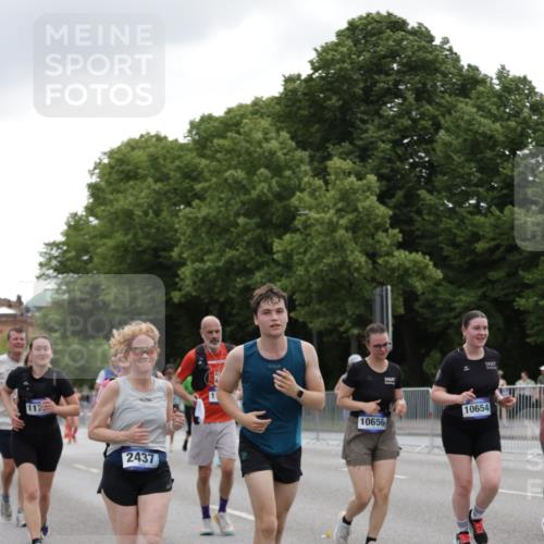 29.06.2025 - hella hamburg halbmarathon Jannik Wohlers http://msf.ph/oto/8147442 29.06.2025 10:48:22 Lombardsbrücke 1142, 1167, 1584, 2437, 2438, 2716, 2792, 3215, 5010, 6437, 7062, 7203, 7947, 7948, 8719, 8760, 9552, 9787, 10204, 10366, 10524, 10654, 10656, 11364, 11365, 11762, 11776, 11861, 13507, 13549, 13775, 13814, 13845, 14382, 15833, 16042, 16498, 16499, 16525, 16701, 16974, 17046, 18282, 18496, 18909, 19024, 19083, 19135 meine-sportfotos.de