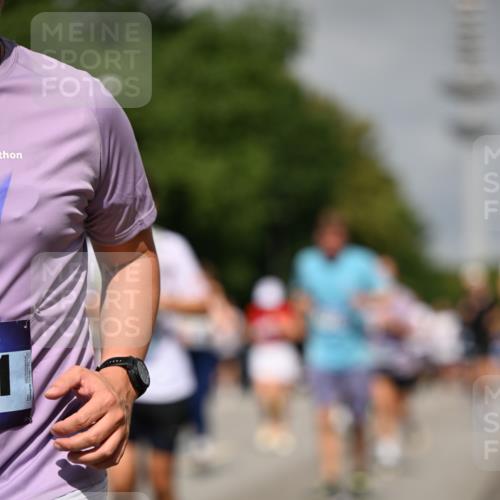 29.06.2025 - hella hamburg halbmarathon Dr. Thomas Lammeyer http://msf.ph/oto/8147455 29.06.2025 10:05:56 Kennedybrücke 1184, 1329, 1364, 1464, 1653, 1722, 1724, 1881, 1940, 2591, 2806, 2957, 3039, 3199, 4322, 4328, 4649, 5547, 5602, 5603, 0000, 6327, 6438, 6921, 7031, 7189, 7223, 7846, 8191, 8578, 8632, 8926, 9156, 9230, 9353, 9741, 10074, 10177, 10882 meine-sportfotos.de