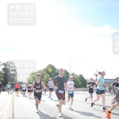 29.06.2025 - hella hamburg halbmarathon Jannik Wohlers http://msf.ph/oto/8147497 29.06.2025 10:00:35 Lombardsbrücke 1726, 2490, 3059, 3625, 3740, 3983, 4238, 4616, 4708, 5033, 5418, 5870, 6147, 6487, 6531, 6714, 6757, 6835, 7658, 7757, 7759, 7761, 8255, 8326, 8632, 8923, 9124, 9932, 10074, 10188, 10271, 10705, 11623, 11937, 12196, 12206, 12261, 12787, 12809, 13086, 13287, 13407, 14306, 14577, 15232, 15284, 15527, 15838, 16401, 16434, 16594, 16786, 16922, 17087, 17268, 17304, 18029, 18426, 18452, 18485, 18612, 18759, 18919 meine-sportfotos.de