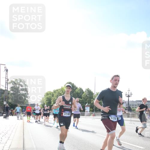 29.06.2025 - hella hamburg halbmarathon Jannik Wohlers http://msf.ph/oto/8147517 29.06.2025 10:00:36 Lombardsbrücke 1726, 2490, 3625, 3740, 4238, 4616, 4708, 5033, 5418, 5870, 6147, 6487, 6531, 6714, 6757, 6835, 7658, 7757, 7759, 7761, 8255, 8326, 8632, 8923, 9124, 9932, 10074, 10188, 10271, 10705, 11623, 11937, 12196, 12206, 12261, 12809, 13287, 13407, 14306, 14577, 15232, 15284, 15527, 15838, 16401, 16434, 16594, 16786, 16922, 17087, 17268, 17304, 18029, 18426, 18452, 18485, 18612, 18759, 18919 meine-sportfotos.de