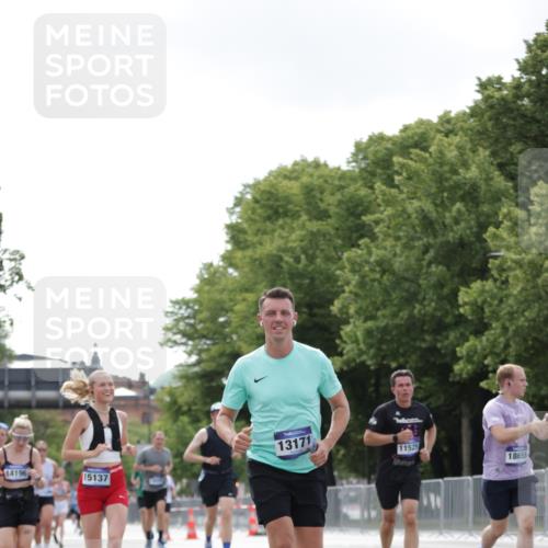 29.06.2025 - hella hamburg halbmarathon Jannik Wohlers http://msf.ph/oto/8147533 29.06.2025 10:11:37 Lombardsbrücke 1062, 1790, 5379, 9191, 10042, 10409, 11525, 11537, 11581, 11917, 13171, 13542, 13958, 14060, 14196, 15137, 16976, 17774, 18261, 18395, 18429, 18655 meine-sportfotos.de