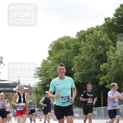 29.06.2025 - hella hamburg halbmarathon Jannik Wohlers http://msf.ph/oto/8147536 29.06.2025 10:11:37 Lombardsbrücke 1062, 1790, 5379, 9191, 10042, 10409, 11525, 11537, 11581, 11917, 13171, 13542, 13958, 14060, 14196, 15137, 16976, 17774, 18261, 18395, 18429, 18655 meine-sportfotos.de
