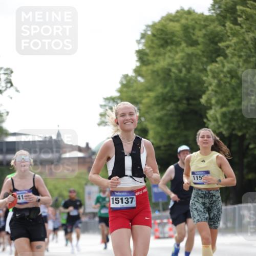 29.06.2025 - hella hamburg halbmarathon Jannik Wohlers http://msf.ph/oto/8147562 29.06.2025 10:11:38 Lombardsbrücke 1062, 1790, 5379, 9191, 9705, 10042, 10409, 11525, 11537, 11581, 11917, 13171, 13542, 13958, 14060, 14196, 15137, 16976, 17774, 18261, 18395, 18429, 18655 meine-sportfotos.de