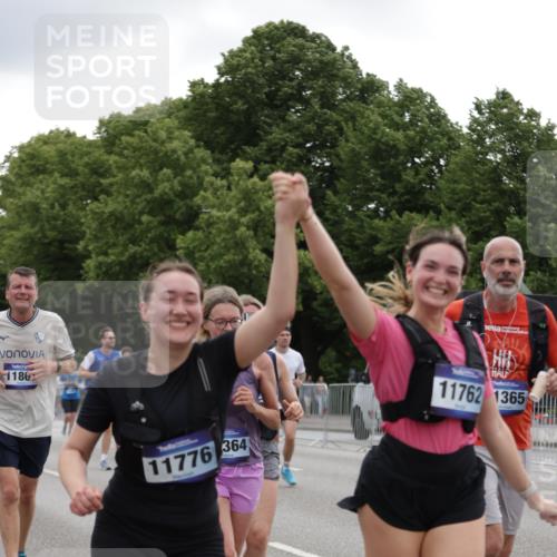 29.06.2025 - hella hamburg halbmarathon Jannik Wohlers http://msf.ph/oto/8147571 29.06.2025 10:48:25 Lombardsbrücke 1167, 1584, 2160, 2437, 2438, 2716, 2792, 3215, 5010, 5479, 5480, 6015, 6437, 6566, 7062, 7203, 7947, 7948, 8719, 9552, 10204, 10366, 10524, 10654, 10656, 11364, 11365, 11690, 11762, 11776, 11861, 13507, 13549, 13775, 13845, 14382, 15100, 15833, 16042, 16525, 16701, 16974, 17046, 18016, 18282, 18496, 19024, 19083, 19135 meine-sportfotos.de