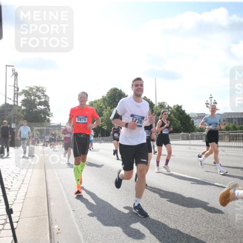 29.06.2025 - hella hamburg halbmarathon Jannik Wohlers http://msf.ph/oto/8147615 29.06.2025 10:00:40 Lombardsbrücke 1130, 1726, 2354, 2363, 2490, 2936, 3625, 3740, 4068, 4238, 4708, 5033, 5870, 6147, 6487, 6531, 6835, 7658, 7757, 7759, 7761, 8255, 8326, 9932, 10188, 10271, 10705, 11937, 12196, 12206, 12261, 12809, 13287, 13407, 14306, 14577, 15232, 15240, 15284, 15527, 15838, 16401, 16530, 16594, 16786, 16922, 17304, 17543, 17739, 18029, 18426, 18452, 18485, 18759 meine-sportfotos.de