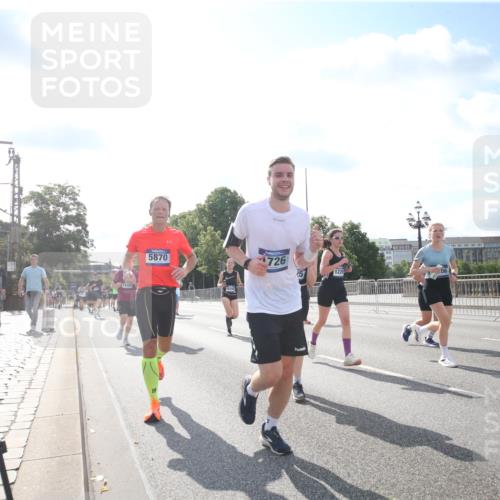 29.06.2025 - hella hamburg halbmarathon Jannik Wohlers http://msf.ph/oto/8147620 29.06.2025 10:00:40 Lombardsbrücke 1130, 1726, 2354, 2363, 2490, 2936, 3625, 3740, 4068, 4238, 4708, 5033, 5870, 6147, 6487, 6531, 6835, 7658, 7757, 7759, 7761, 8255, 8326, 9932, 10188, 10271, 10705, 11937, 12196, 12206, 12261, 12809, 13287, 13407, 14306, 14577, 15232, 15240, 15284, 15527, 15838, 16401, 16530, 16594, 16786, 16922, 17304, 17543, 17739, 18029, 18426, 18452, 18485, 18759 meine-sportfotos.de