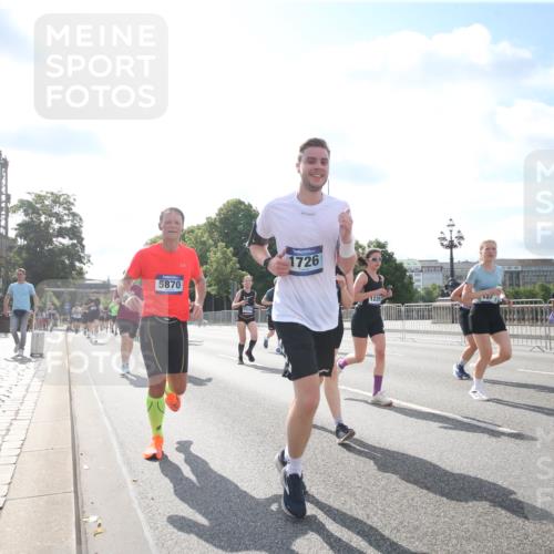 29.06.2025 - hella hamburg halbmarathon Jannik Wohlers http://msf.ph/oto/8147626 29.06.2025 10:00:40 Lombardsbrücke 1130, 1726, 2354, 2363, 2490, 2936, 3625, 3740, 4068, 4238, 4708, 5033, 5870, 6147, 6487, 6531, 6835, 7658, 7757, 7759, 7761, 8255, 8326, 9932, 10188, 10271, 10705, 11937, 12196, 12206, 12261, 12809, 13287, 13407, 14306, 14577, 15232, 15240, 15284, 15527, 15838, 16401, 16530, 16594, 16786, 16922, 17304, 17543, 17739, 18029, 18426, 18452, 18485, 18759 meine-sportfotos.de