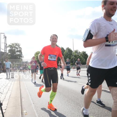 29.06.2025 - hella hamburg halbmarathon Jannik Wohlers http://msf.ph/oto/8147631 29.06.2025 10:00:40 Lombardsbrücke 1130, 1726, 2354, 2363, 2490, 2936, 3625, 3740, 4068, 4238, 4708, 5033, 5870, 6147, 6487, 6531, 6835, 7658, 7757, 7759, 7761, 8255, 8326, 9932, 10188, 10271, 10705, 11937, 12196, 12206, 12261, 12809, 13287, 13407, 14306, 14577, 15232, 15240, 15284, 15527, 15838, 16401, 16530, 16594, 16786, 16922, 17304, 17543, 17739, 18029, 18426, 18452, 18485, 18759 meine-sportfotos.de