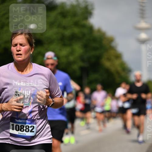 29.06.2025 - hella hamburg halbmarathon Dr. Thomas Lammeyer http://msf.ph/oto/8147670 29.06.2025 10:06:01 Kennedybrücke 1184, 1329, 1364, 1453, 1464, 1653, 1722, 1724, 1729, 1881, 1940, 2591, 3039, 3169, 3199, 4286, 4328, 4649, 5547, 5602, 5603, 6327, 6438, 7031, 7189, 7223, 8191, 8926, 9156, 9230, 9353, 9741, 10177, 10882 meine-sportfotos.de