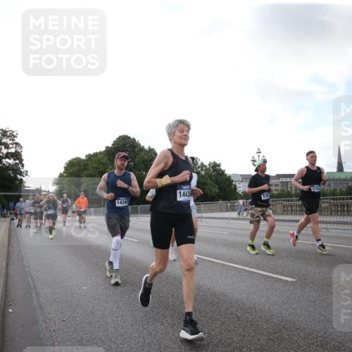 29.06.2025 - hella hamburg halbmarathon Jannik Wohlers http://msf.ph/oto/8147684 29.06.2025 10:03:58 Lombardsbrücke 1213, 1377, 1674, 2852, 2979, 4587, 5354, 5365, 5976, 6709, 8177, 8217, 9489, 10213, 10756, 10962, 11582, 12004, 12005, 12998, 13625, 14340, 14436, 14917, 15525, 16753, 16989, 17071, 17113, 17437, 17569, 17763, 17860, 17880, 18098, 18199, 18525 meine-sportfotos.de