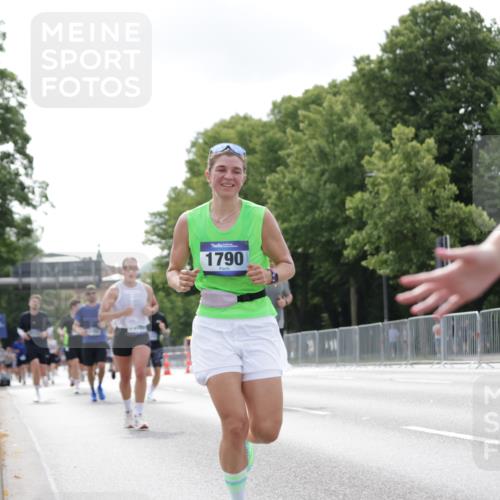 29.06.2025 - hella hamburg halbmarathon Jannik Wohlers http://msf.ph/oto/8147705 29.06.2025 10:11:42 Lombardsbrücke 1062, 1790, 2661, 7474, 9253, 9705, 10409, 11509, 11525, 11537, 11581, 11917, 13171, 13542, 14060, 14196, 14313, 15137, 16379, 16976, 18261, 18395, 18429, 18655 meine-sportfotos.de
