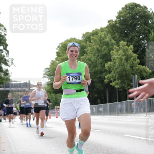 29.06.2025 - hella hamburg halbmarathon Jannik Wohlers http://msf.ph/oto/8147710 29.06.2025 10:11:42 Lombardsbrücke 1062, 1790, 2661, 7474, 9253, 9705, 10409, 11509, 11525, 11537, 11581, 11917, 13171, 13542, 14060, 14196, 14313, 15137, 16379, 16976, 18261, 18395, 18429, 18655 meine-sportfotos.de