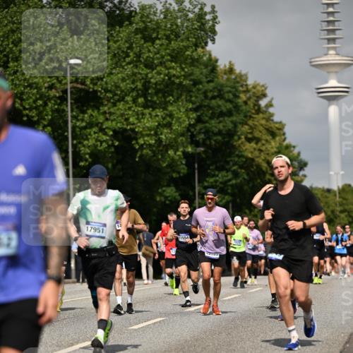 29.06.2025 - hella hamburg halbmarathon Dr. Thomas Lammeyer http://msf.ph/oto/8147712 29.06.2025 10:06:02 Kennedybrücke 1184, 1329, 1364, 1453, 1464, 1722, 1724, 1729, 1881, 1940, 2591, 3039, 3169, 3199, 4286, 4328, 4649, 5547, 5602, 5603, 6327, 6438, 7031, 7189, 7223, 8191, 8926, 9156, 9230, 9353, 9741, 10177, 10882 meine-sportfotos.de