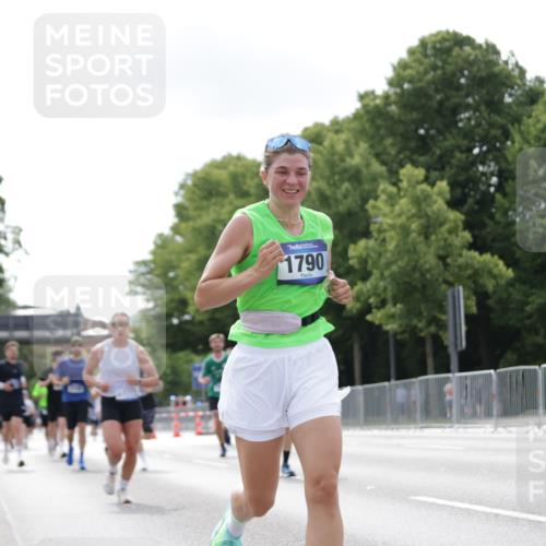 29.06.2025 - hella hamburg halbmarathon Jannik Wohlers http://msf.ph/oto/8147724 29.06.2025 10:11:42 Lombardsbrücke 1062, 1790, 2661, 7474, 9253, 9705, 10409, 11509, 11525, 11537, 11581, 11917, 13171, 13542, 14060, 14196, 14313, 15137, 16379, 16976, 18261, 18395, 18429, 18655 meine-sportfotos.de