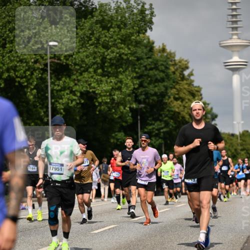 29.06.2025 - hella hamburg halbmarathon Dr. Thomas Lammeyer http://msf.ph/oto/8147727 29.06.2025 10:06:02 Kennedybrücke 1184, 1329, 1364, 1453, 1464, 1722, 1724, 1729, 1881, 1940, 2591, 3039, 3169, 3199, 4286, 4328, 4649, 5547, 5602, 5603, 6327, 6438, 7031, 7189, 7223, 8191, 8926, 9156, 9230, 9353, 9741, 10177, 10882 meine-sportfotos.de