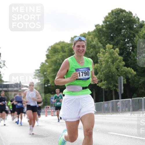 29.06.2025 - hella hamburg halbmarathon Jannik Wohlers http://msf.ph/oto/8147730 29.06.2025 10:11:42 Lombardsbrücke 1062, 1790, 2661, 7474, 9253, 9705, 10409, 11509, 11525, 11537, 11581, 11917, 13171, 13542, 14060, 14196, 14313, 15137, 16379, 16976, 18261, 18395, 18429, 18655 meine-sportfotos.de