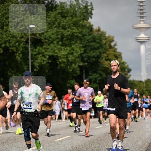 29.06.2025 - hella hamburg halbmarathon Dr. Thomas Lammeyer http://msf.ph/oto/8147738 29.06.2025 10:06:02 Kennedybrücke 1184, 1329, 1364, 1453, 1464, 1722, 1724, 1729, 1881, 1940, 2591, 3039, 3169, 3199, 4286, 4328, 4649, 5547, 5602, 5603, 6327, 6438, 7031, 7189, 7223, 8191, 8926, 9156, 9230, 9353, 9741, 10177, 10882 meine-sportfotos.de