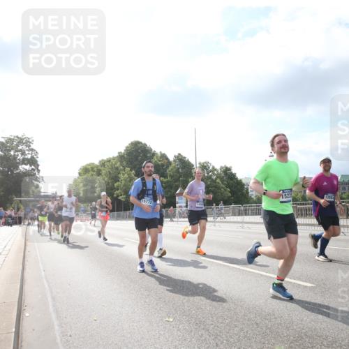 29.06.2025 - hella hamburg halbmarathon Jannik Wohlers http://msf.ph/oto/8147751 29.06.2025 10:05:43 Lombardsbrücke 1448, 1830, 1842, 3062, 4169, 4542, 5431, 6014, 7138, 7741, 8051, 8316, 9361, 10781, 13042, 13054, 13481, 14369, 14987, 15229, 15766, 15772, 16441, 16687, 17239, 17746, 18768, 18857, 18966 meine-sportfotos.de