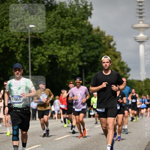 29.06.2025 - hella hamburg halbmarathon Dr. Thomas Lammeyer http://msf.ph/oto/8147762 29.06.2025 10:06:03 Kennedybrücke 1184, 1329, 1364, 1453, 1464, 1724, 1729, 1881, 1940, 2591, 3039, 3169, 3199, 4286, 4328, 4649, 5547, 5602, 5603, 6327, 6438, 7031, 7189, 7223, 8191, 8926, 9156, 9230, 9353, 9741, 10177, 10882 meine-sportfotos.de
