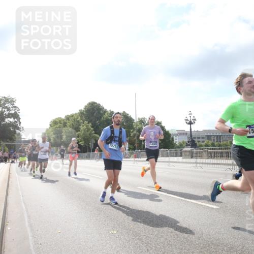 29.06.2025 - hella hamburg halbmarathon Jannik Wohlers http://msf.ph/oto/8147763 29.06.2025 10:05:43 Lombardsbrücke 1448, 1830, 1842, 3062, 4169, 4542, 5431, 6014, 7138, 7741, 8051, 8316, 9361, 10781, 13042, 13054, 13481, 14369, 14987, 15229, 15766, 15772, 16441, 16687, 17239, 17746, 18768, 18857, 18966 meine-sportfotos.de