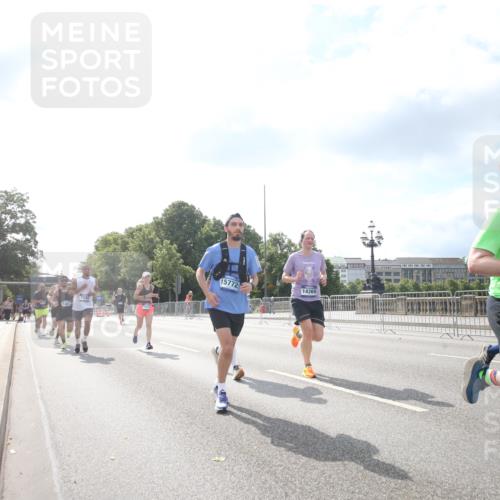 29.06.2025 - hella hamburg halbmarathon Jannik Wohlers http://msf.ph/oto/8147766 29.06.2025 10:05:44 Lombardsbrücke 1448, 1842, 3062, 4169, 4542, 4868, 5431, 6014, 6314, 7138, 7741, 8051, 8316, 9361, 10781, 13042, 13054, 13481, 14369, 14987, 15145, 15229, 15766, 15772, 16441, 16687, 17239, 17746, 18768, 18857, 18966 meine-sportfotos.de