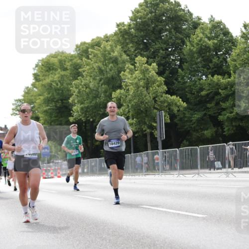 29.06.2025 - hella hamburg halbmarathon Jannik Wohlers http://msf.ph/oto/8147775 29.06.2025 10:11:43 Lombardsbrücke 1062, 1790, 2661, 7474, 9253, 9705, 10409, 11509, 11525, 11537, 11581, 13171, 13542, 14060, 14196, 14313, 15137, 16379, 16976, 18261, 18395, 18429, 18655 meine-sportfotos.de