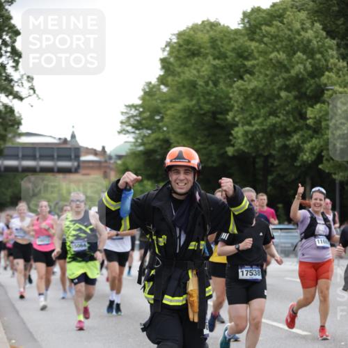 29.06.2025 - hella hamburg halbmarathon Jannik Wohlers http://msf.ph/oto/8147814 29.06.2025 10:48:39 Lombardsbrücke 2160, 2395, 2713, 2792, 3086, 3215, 3253, 4403, 5118, 5479, 5480, 5551, 6015, 6437, 6566, 6979, 7062, 9341, 9359, 10081, 10782, 10785, 11000, 11031, 11192, 11601, 11690, 11741, 11865, 12010, 12173, 12380, 12664, 12881, 12882, 13426, 13507, 13549, 14080, 14081, 14382, 14623, 15064, 15100, 15159, 15176, 15411, 15530, 15597, 15631, 15771, 16012, 16525, 16759, 17046, 17287, 17538, 17693, 18016, 18453 meine-sportfotos.de