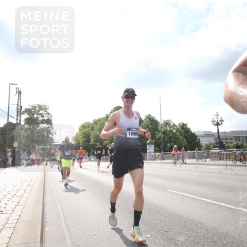 29.06.2025 - hella hamburg halbmarathon Jannik Wohlers http://msf.ph/oto/8147839 29.06.2025 10:05:47 Lombardsbrücke 3062, 4542, 4868, 5431, 6014, 6314, 7138, 7741, 8051, 8316, 9361, 10781, 13042, 13054, 13481, 13863, 14369, 14987, 15113, 15145, 15229, 15537, 15766, 15772, 16441, 16687, 17239, 17746, 18768, 18966 meine-sportfotos.de