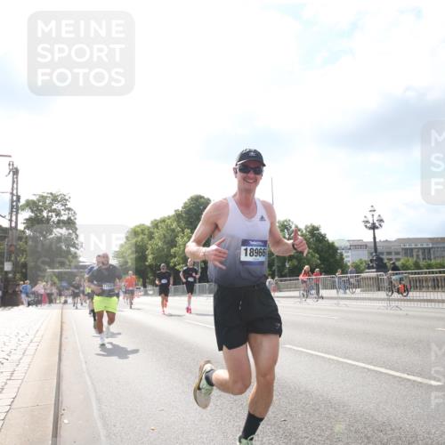 29.06.2025 - hella hamburg halbmarathon Jannik Wohlers http://msf.ph/oto/8147850 29.06.2025 10:05:47 Lombardsbrücke 3062, 4542, 4868, 5431, 6014, 6314, 7138, 7741, 8051, 8316, 9361, 10781, 13042, 13054, 13481, 13863, 14369, 14987, 15113, 15145, 15229, 15537, 15766, 15772, 16441, 16687, 17239, 17746, 18768, 18966 meine-sportfotos.de